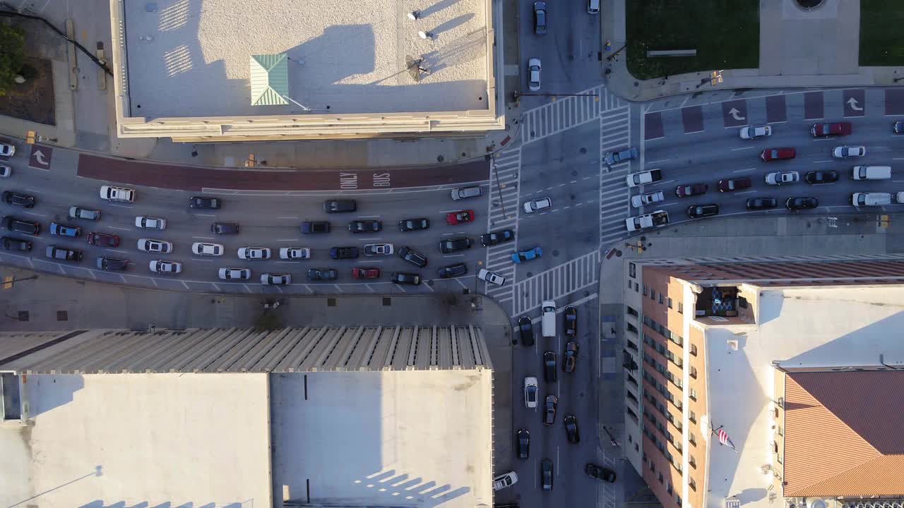 航拍拍摄的汽车在道路上的建筑物在城市-巴尔的摩，马里兰州视频素材