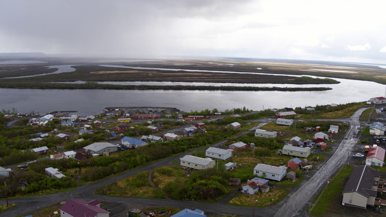 航拍的人类住区附近的海对天空，无人机向后飞越沿海房屋-白令海，阿拉斯加视频素材