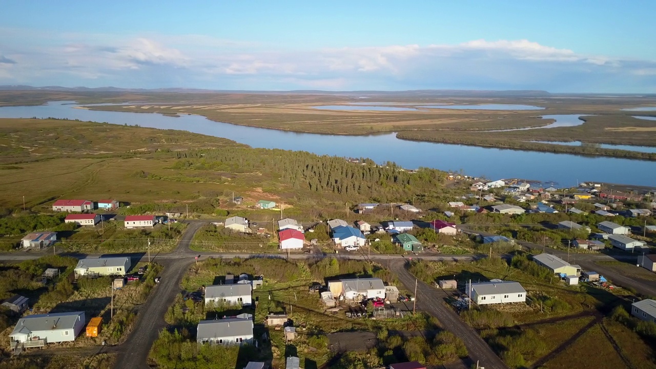 航拍的人类住区附近的海对天空，无人机飞越沿海房屋-白令海，阿拉斯加视频素材