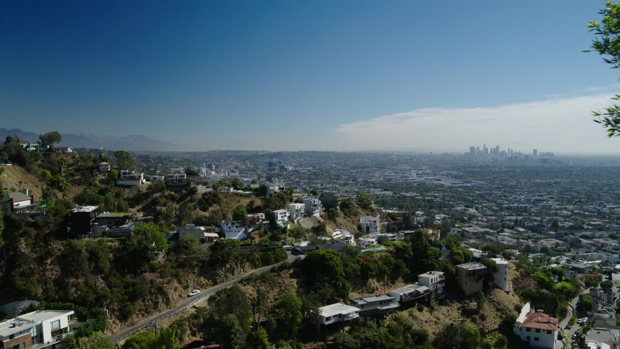 在阳光明媚的日子里，无人机在住宅区上空向前飞行，在市中心附近郊区的房屋的航拍照片-洛杉矶，加利福尼亚视频素材