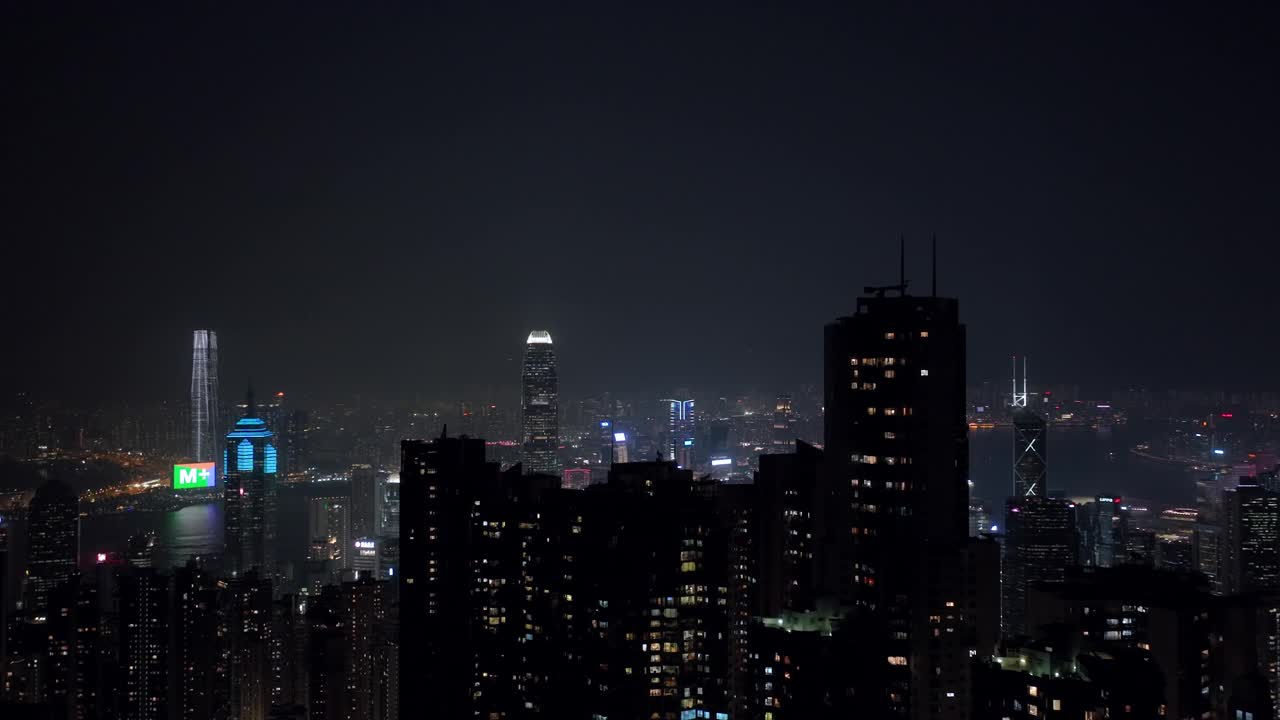 在夜晚飞向香港的城市景观视频素材