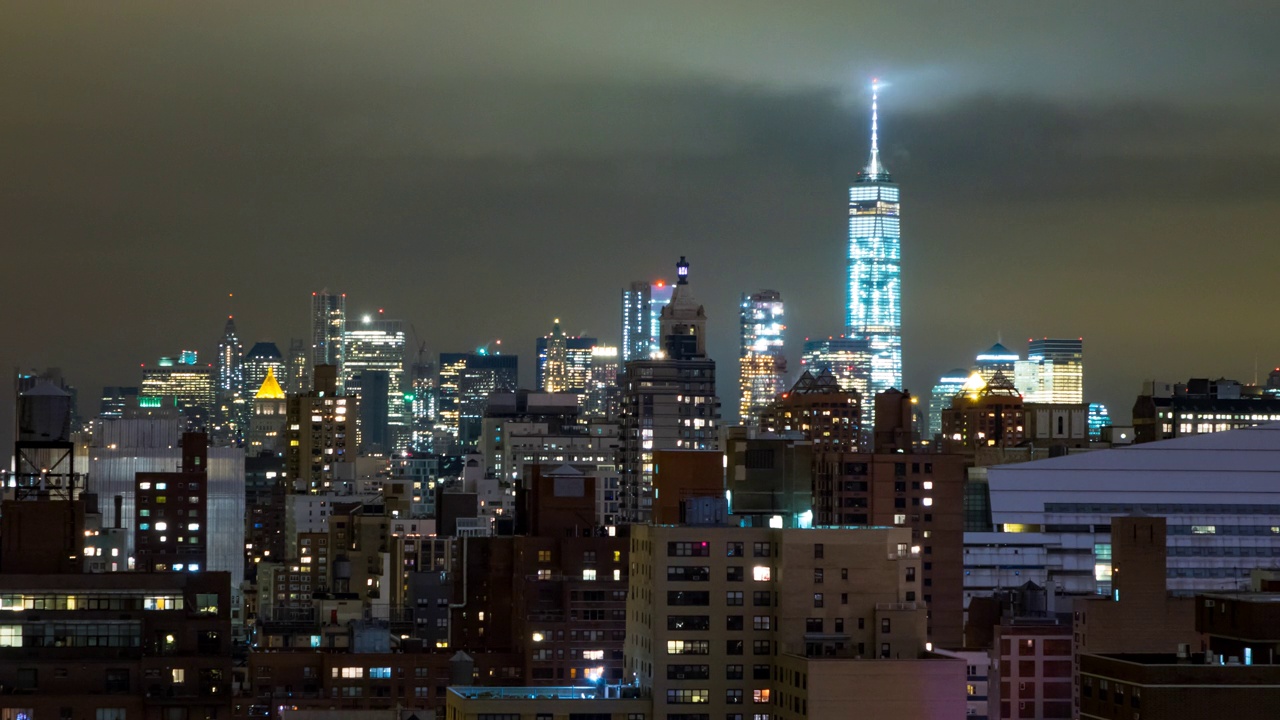 夜间，在灯火通明的世界贸易中心和现代城市的建筑物之间，街道的延时拍摄——纽约，纽约视频素材