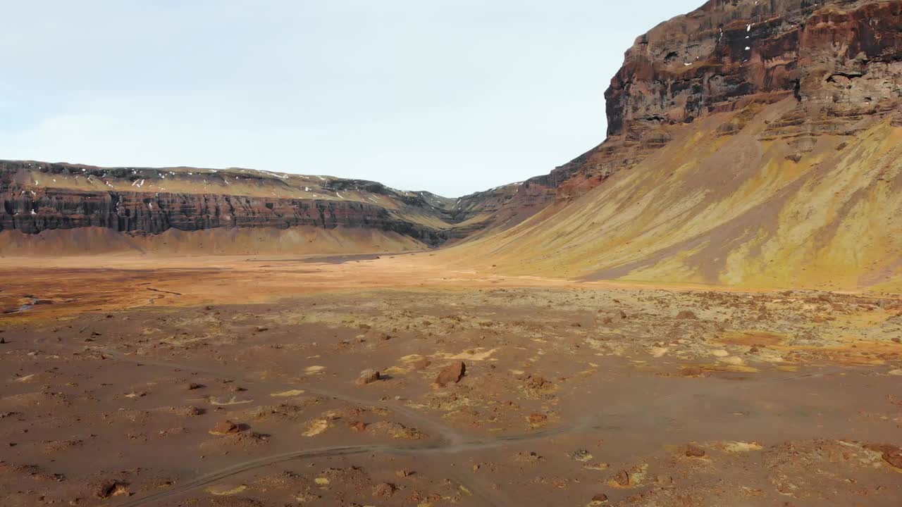 空中飞行在美丽的野生景观接近冰岛山谷户外。视频素材