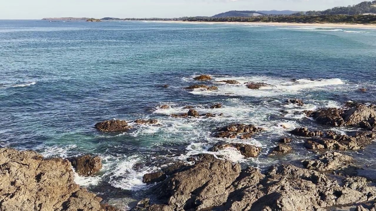 海浪拍打岩石岬角视频素材