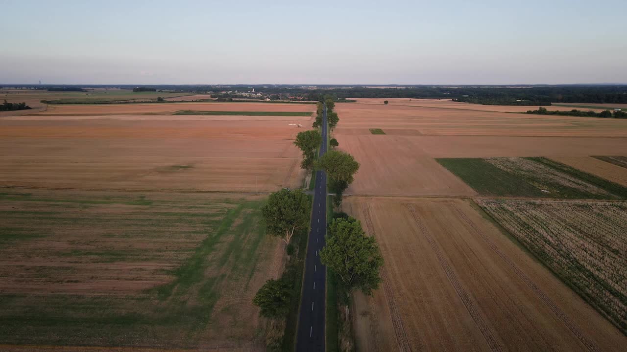 从空中俯瞰穿过农田的空旷道路视频素材