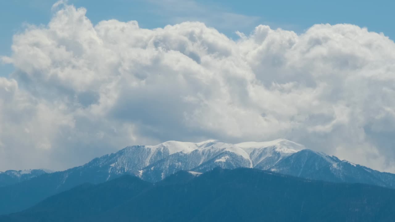 在温暖的阳光明媚的早春，远眺高加索山脉雪峰的美丽全景。瑜伽的本质。俄罗斯南部的环境。缩放和距离的效果。视频素材