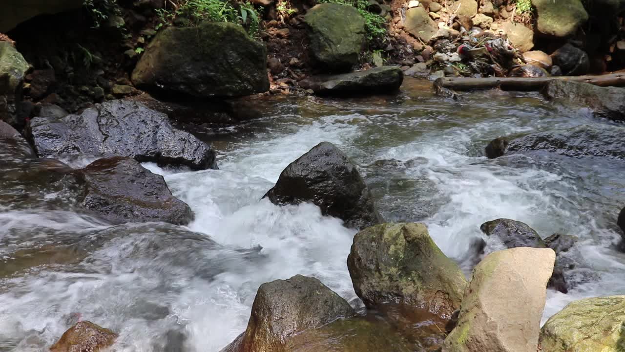 美丽的河流在热带雨林环绕的群山中流淌视频下载