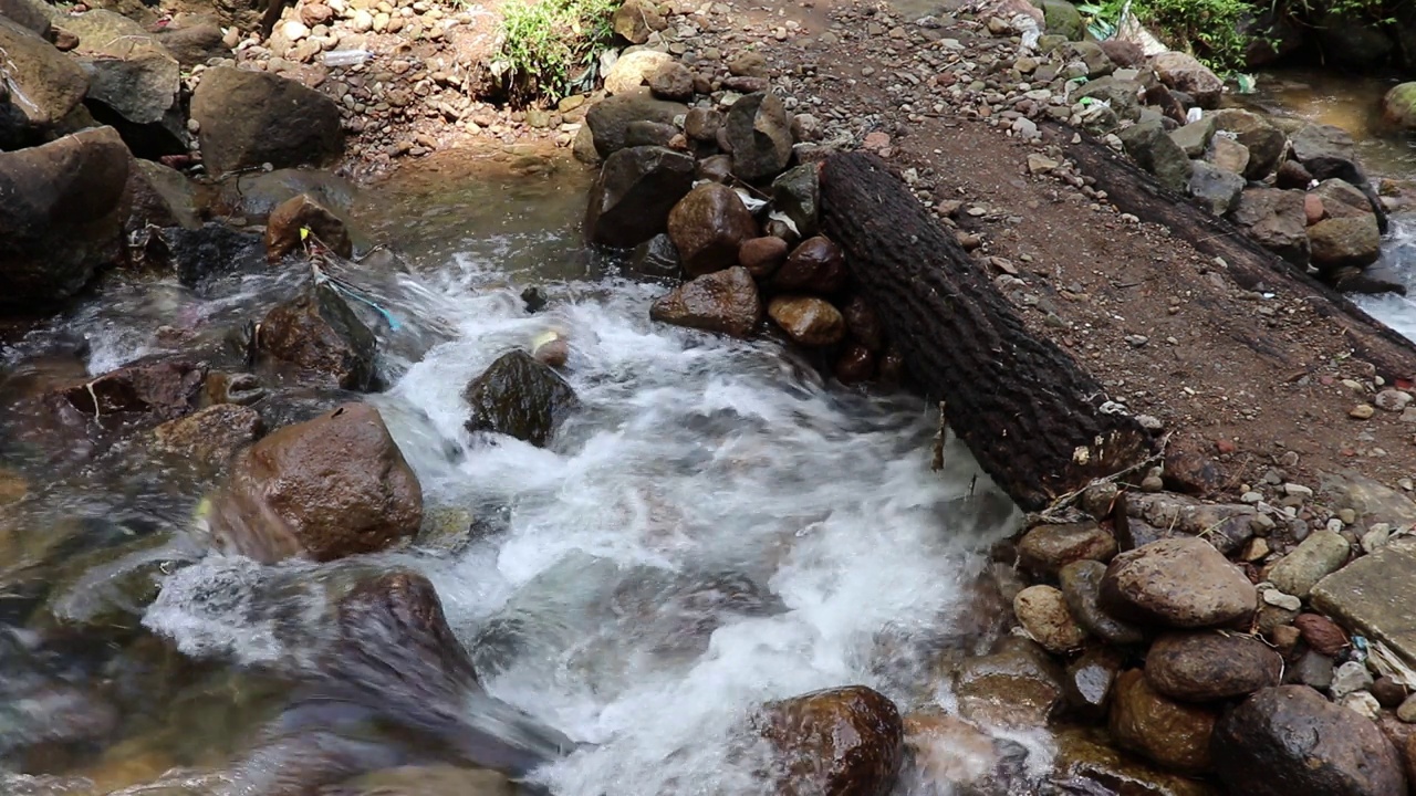 美丽的河流在热带雨林环绕的群山中流淌视频下载