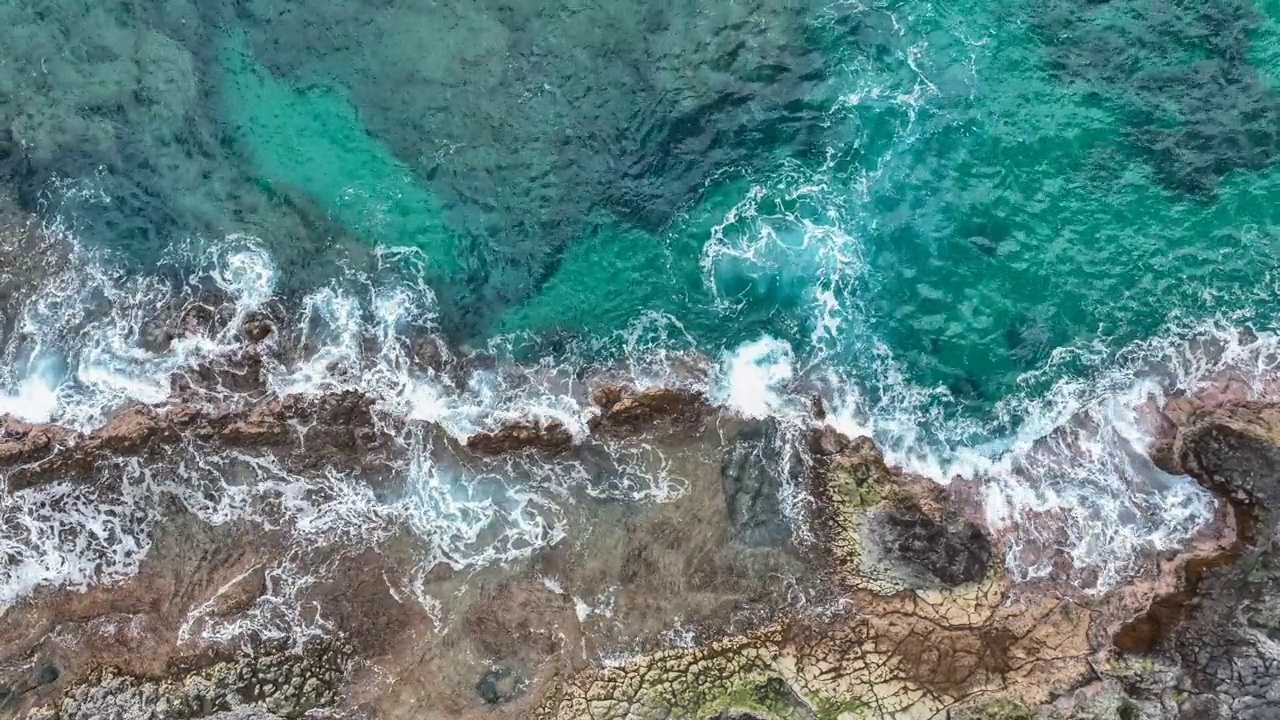 夏威夷海滩上蓝色海浪的全景视频下载