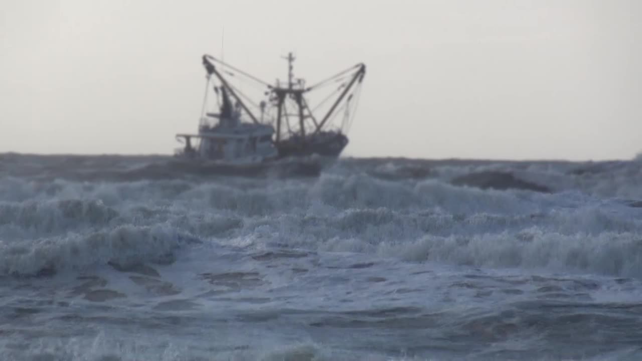 渔船，视频，风暴，天气，海洋，海，斯海弗宁根，北海，海牙，荷兰，欧洲视频素材