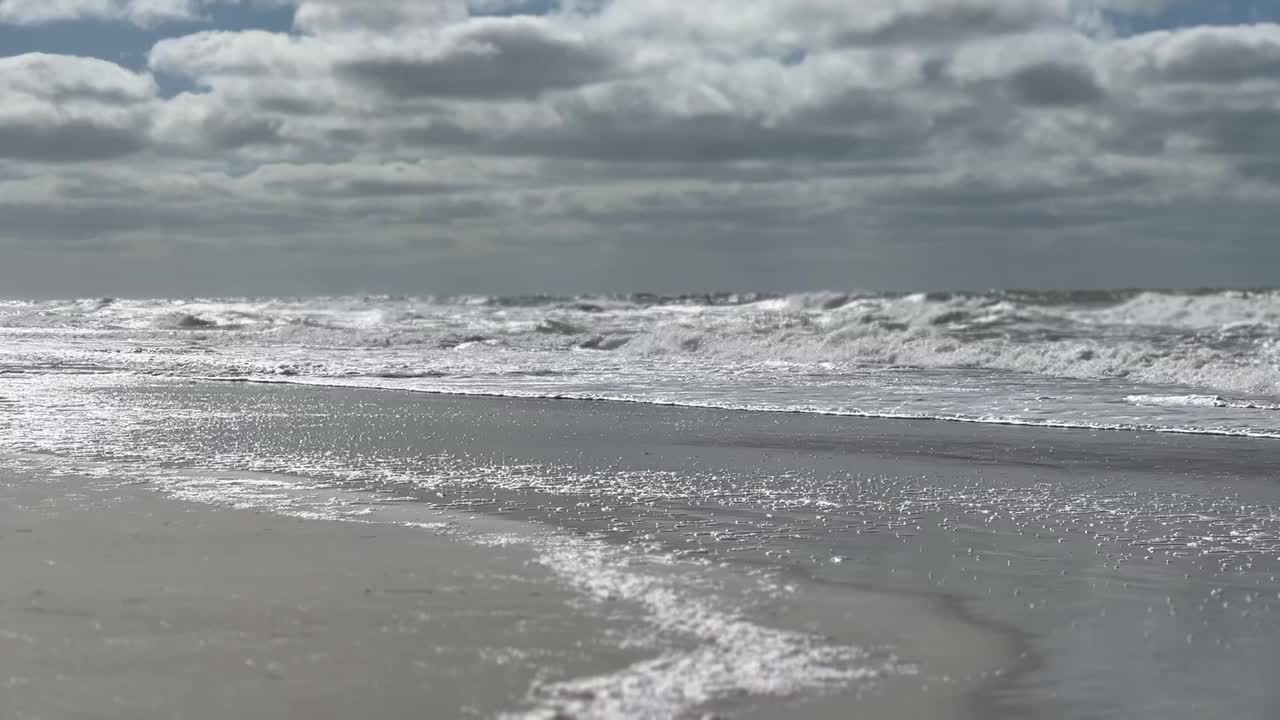 在佛罗里达州的海滩上，汹涌的海浪涌向海岸视频素材