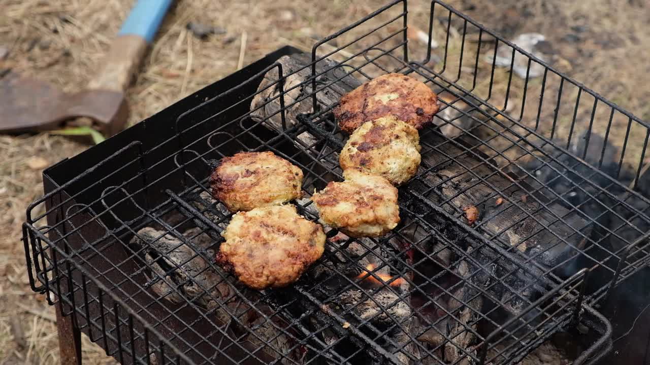 烤架上烤羊肉串。在煤上煮腌好的肉。在煤上煮肉。视频素材