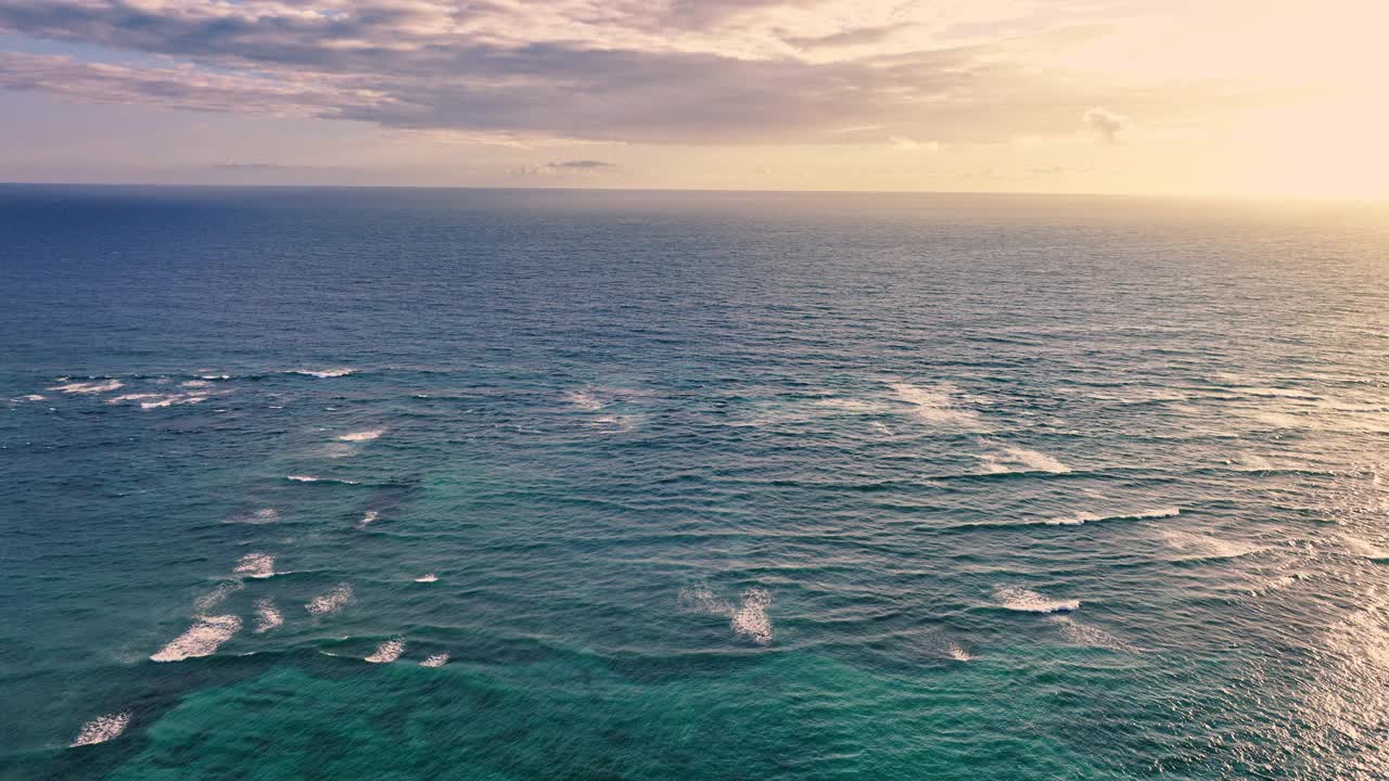 美丽的海洋日出以上涟漪的水和海滩岸边，空中俯瞰，电影4k视频视频素材