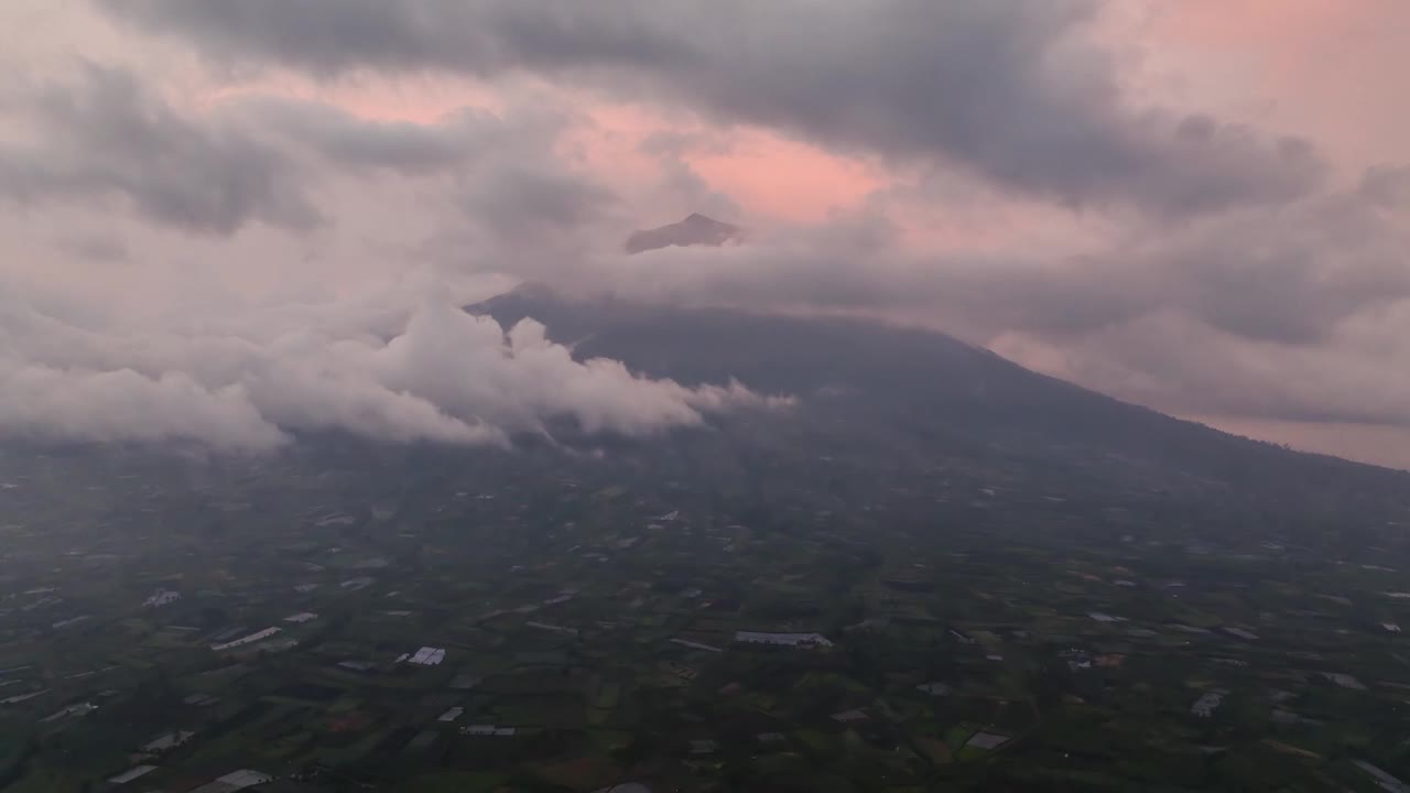 茶园和克里奇山。印度尼西亚苏门答腊。视频素材