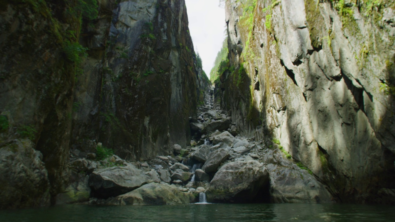 随着冰川的消退和融化，河流流经岩石山脉。视频素材