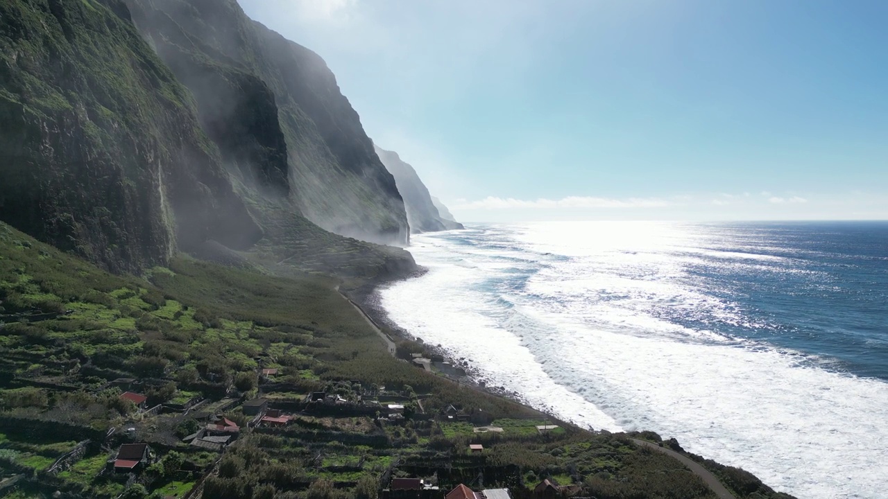 葡萄牙马德拉岛，泡沫海浪冲击海岸和悬崖的航拍照片视频素材