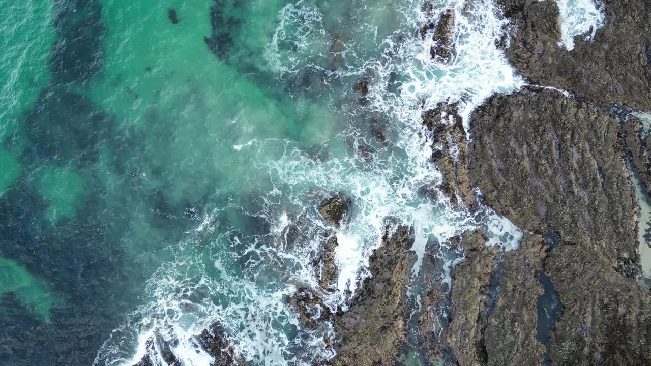 无人机拍摄的海景景观，绿松石般的海浪冲击着海岸线上的岩石悬崖视频素材