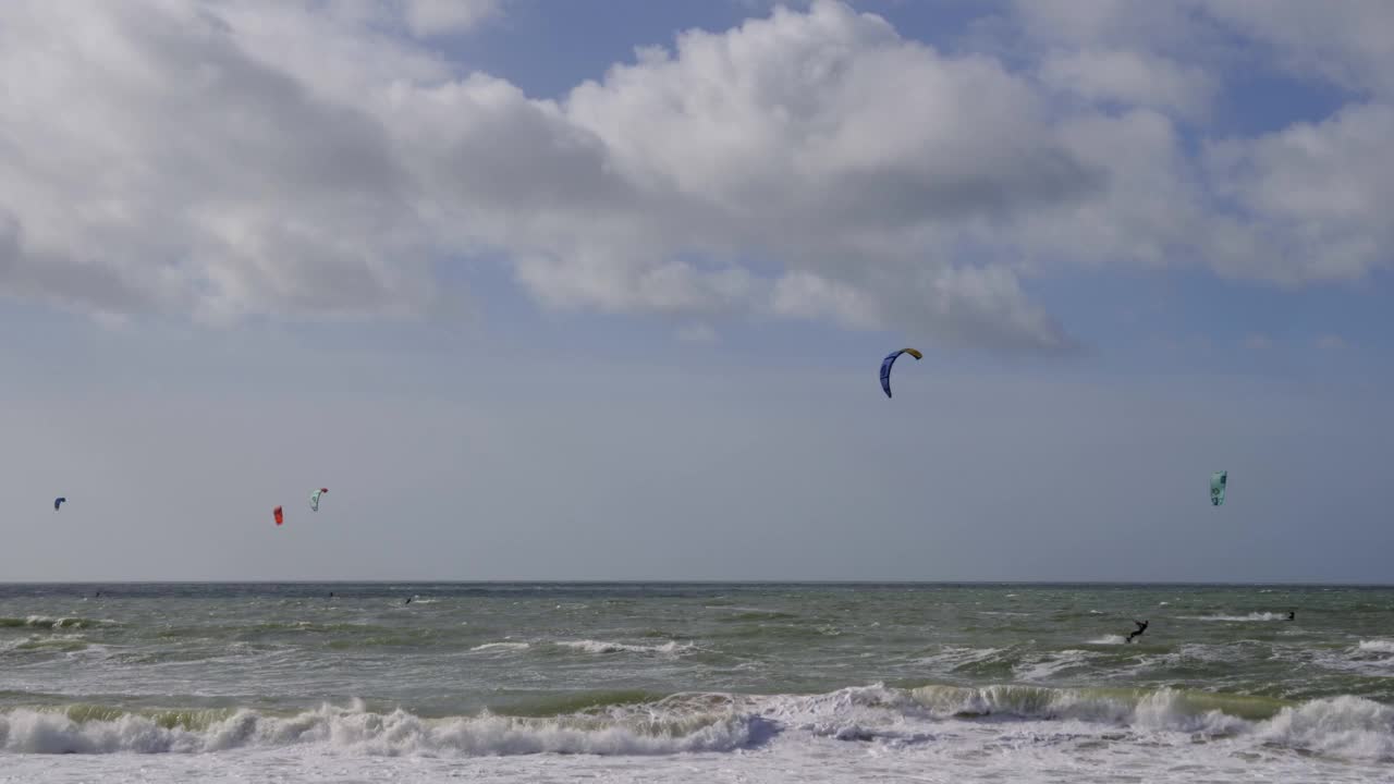 多塞特郡南伯恩海滩，风浪滔天的风筝冲浪视频素材