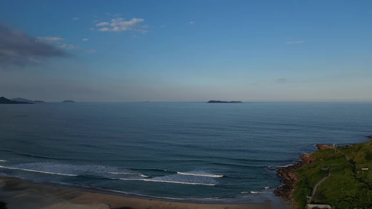 在日落时分飞过美丽的海滩视频素材