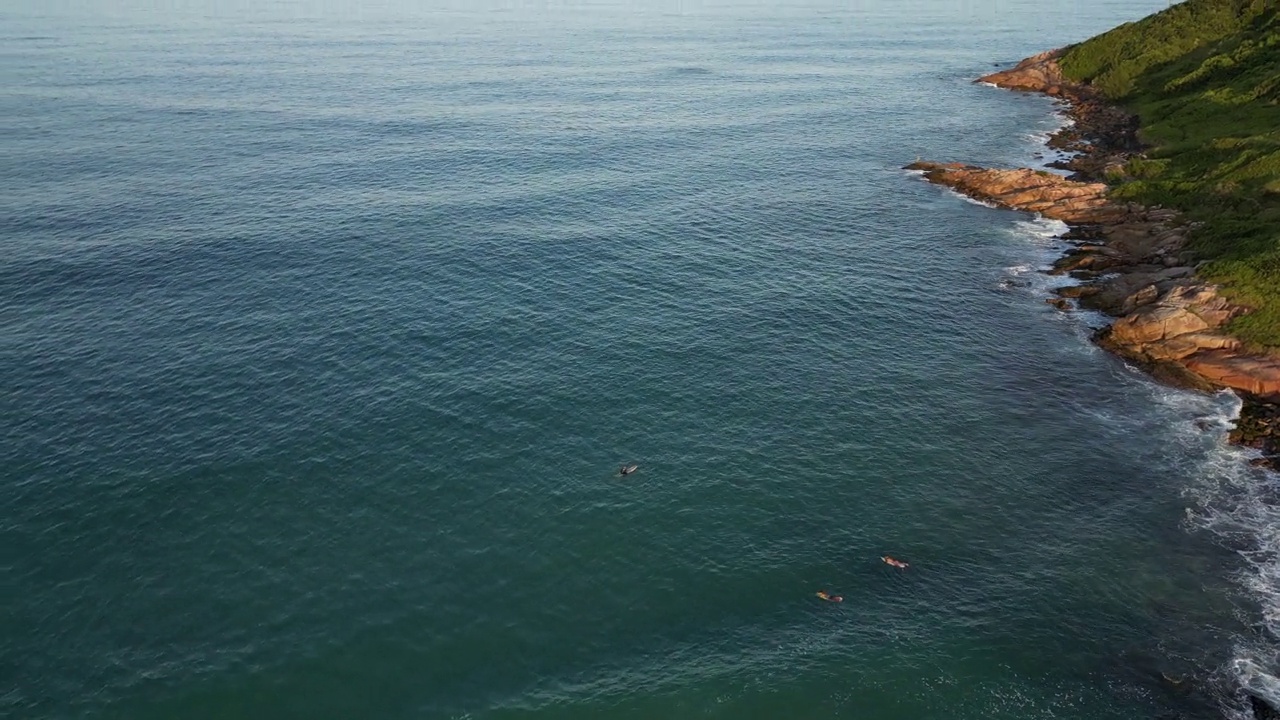 冲浪时，冲浪者漂浮在绿色的水面上视频素材