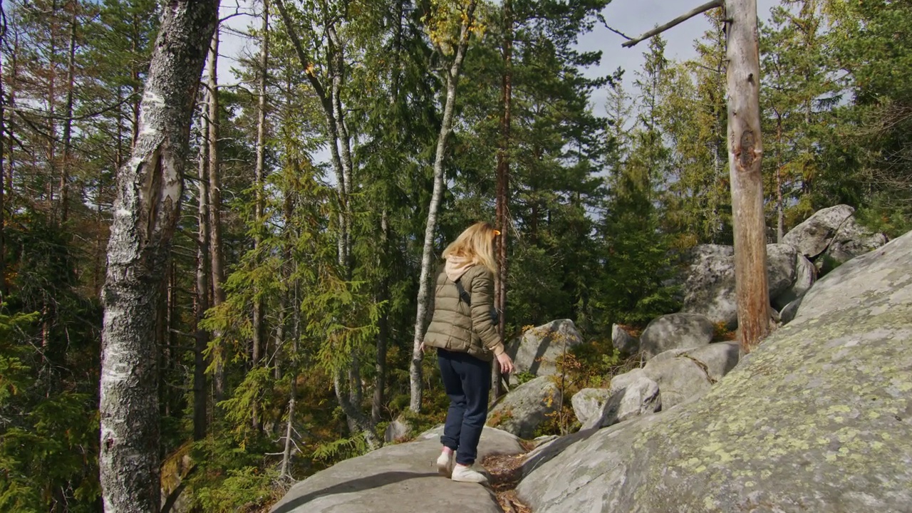 发现旅行的刺激和徒步穿越山脉，休息休息和露营在宁静的森林。视频素材