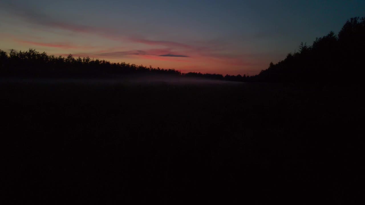 随着日出的到来，相机飞过了清晨的风景。视频素材