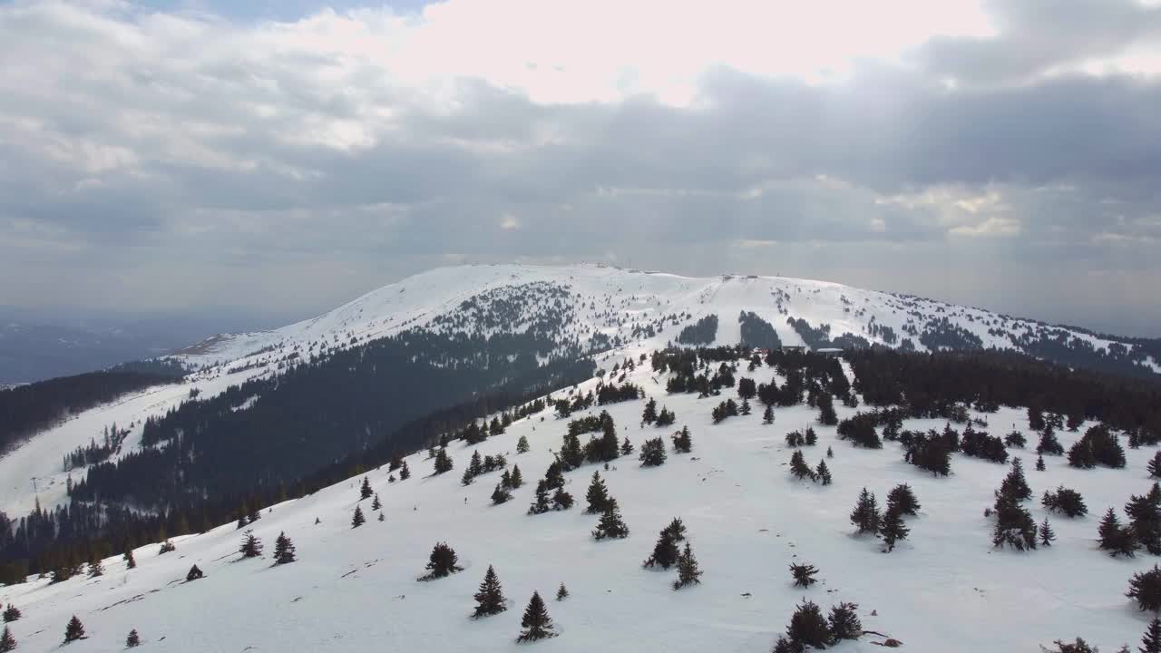 美丽的风景布热斯和科波奥尼克山脉，丘陵和树木在冬季视频素材