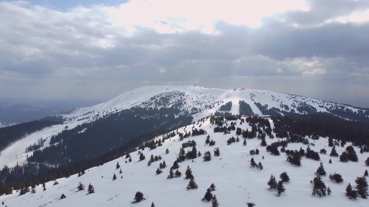 美丽的风景布热斯和科波奥尼克山脉，丘陵和树木在冬季视频素材