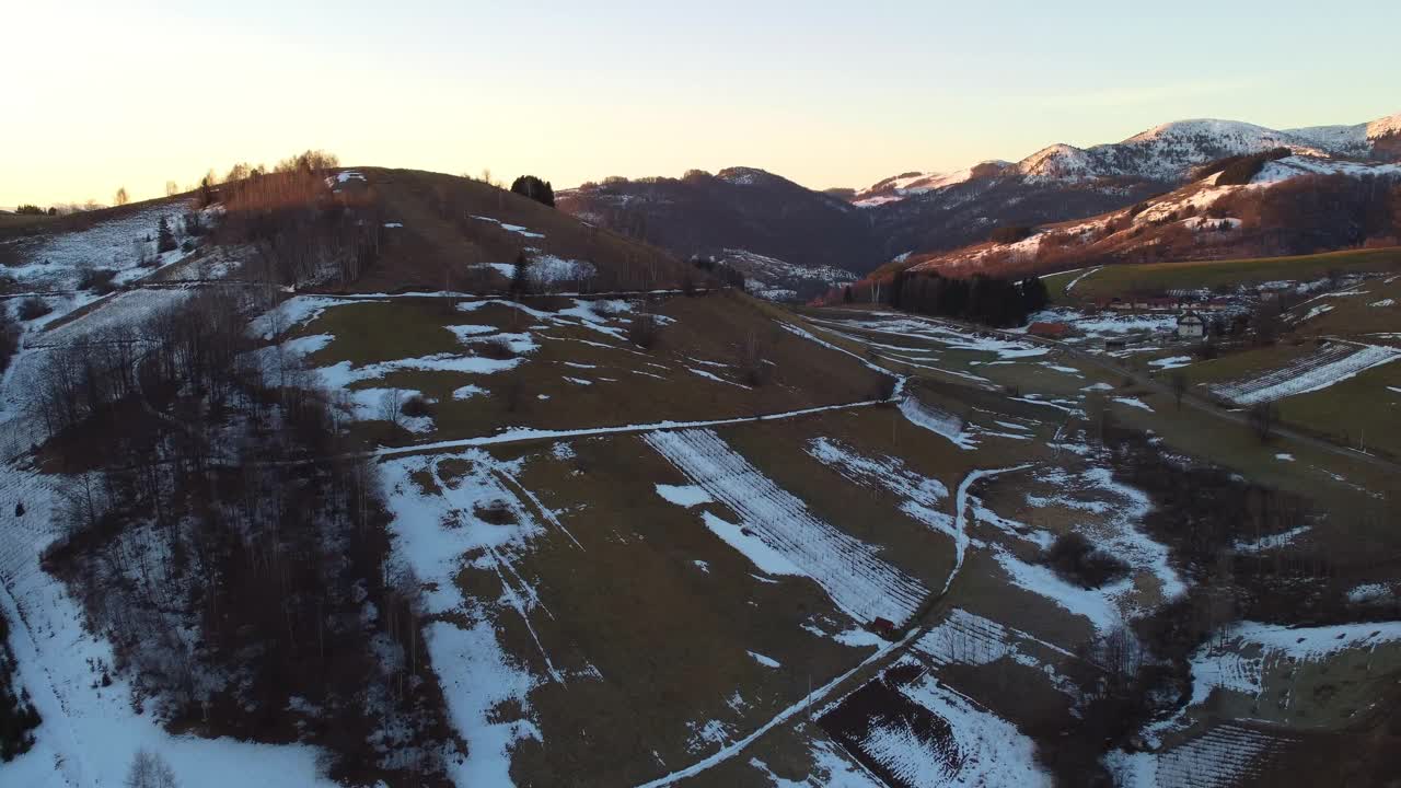 美丽的风景布热斯和科波奥尼克山脉，丘陵和树木在冬季视频素材