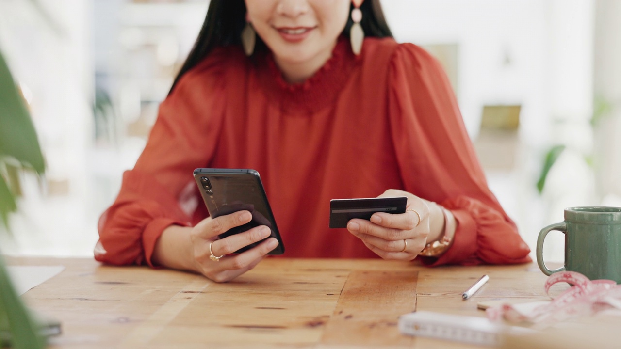 女性手，信用卡和电话在商业网上购物，快乐交易或金融科技支付在办公室创业。专业人员在手机、网络贷款或交易中输入银行信息视频素材