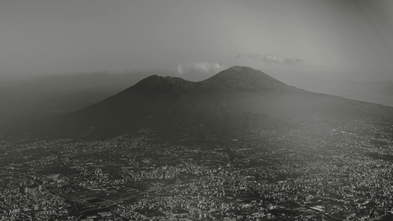 从空中俯瞰意大利维苏威火山。视频素材