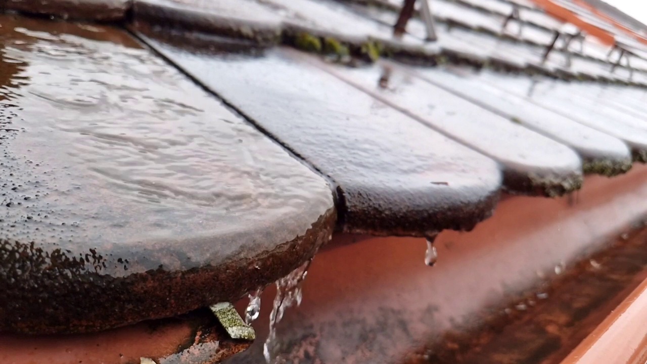 水从屋顶流到排水沟里视频下载