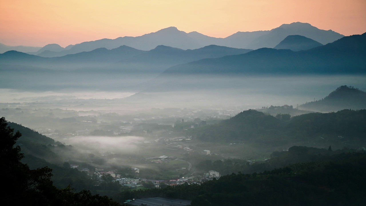 黎明前，多云的山村照亮了风景。视频素材