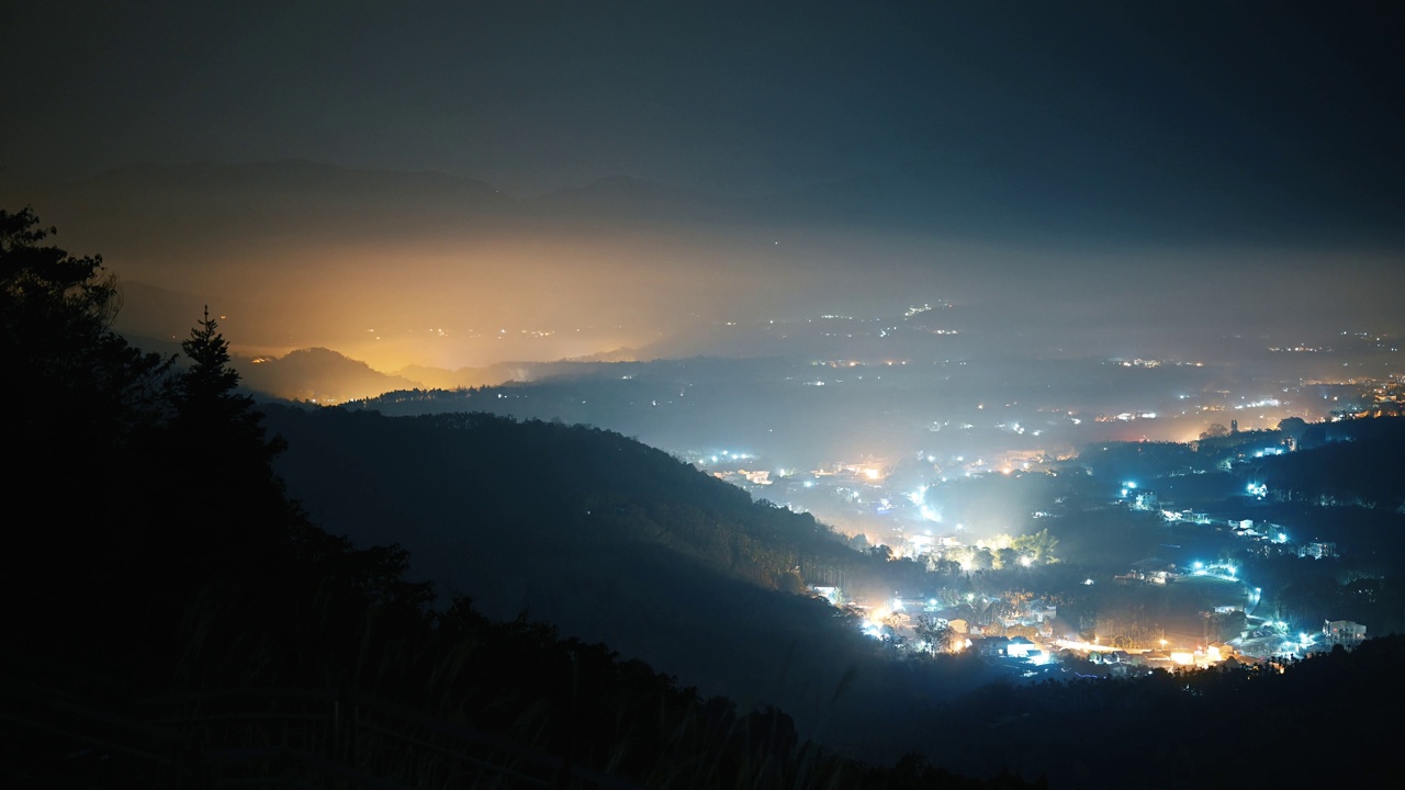 黎明前，多云的山村照亮了风景。视频素材