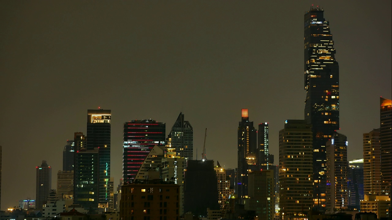 曼谷城市天际线建筑的夜景。视频素材