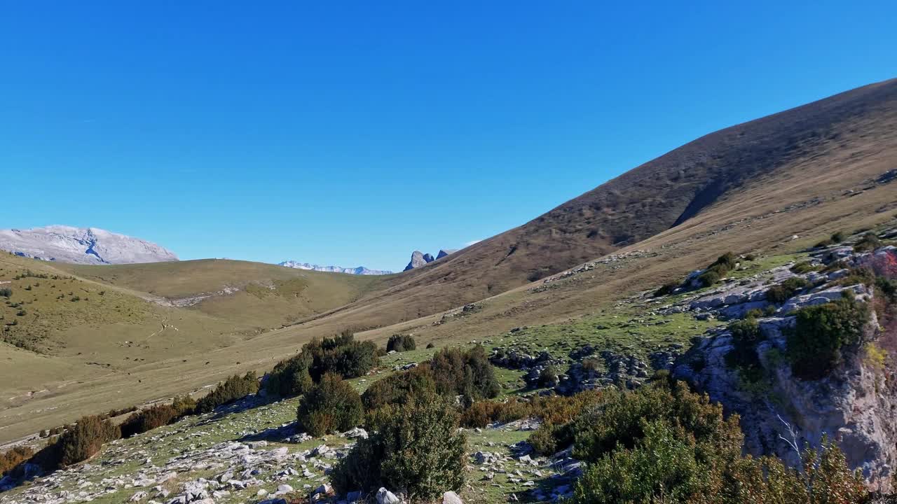 在西班牙的Ordesa y Monte Perdido国家公园徒步旅行，欣赏美景。视频素材