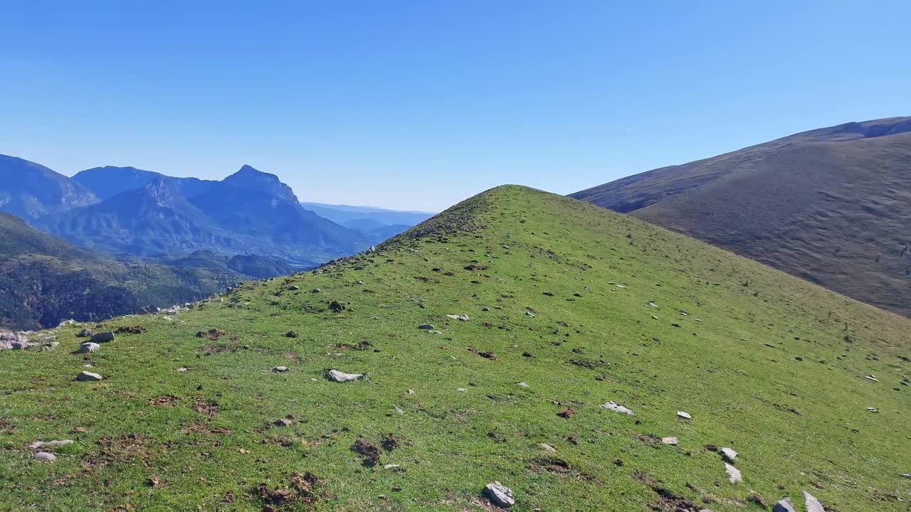 在西班牙的Ordesa y Monte Perdido国家公园徒步旅行，欣赏美景。视频素材