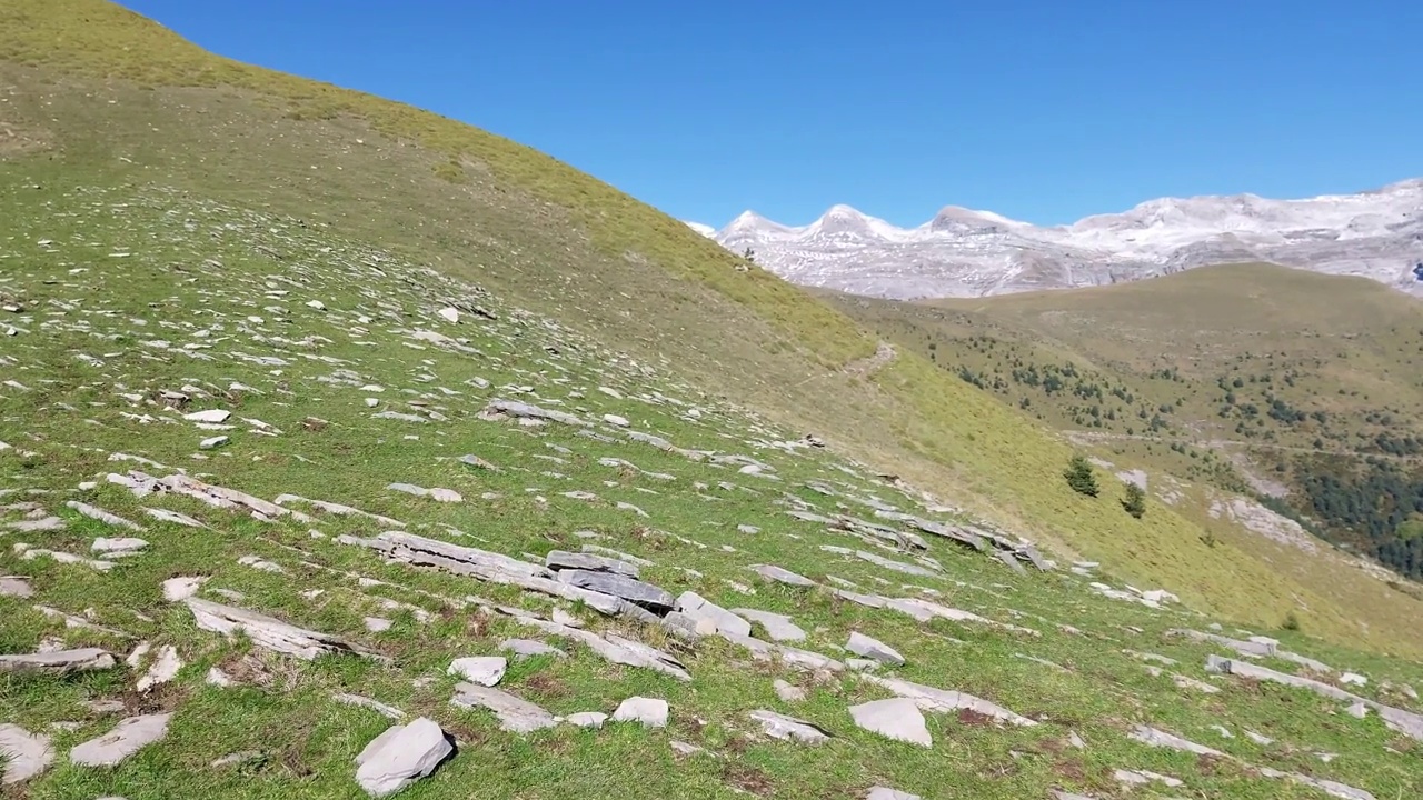 在西班牙的Ordesa y Monte Perdido国家公园徒步旅行，欣赏美景。视频素材