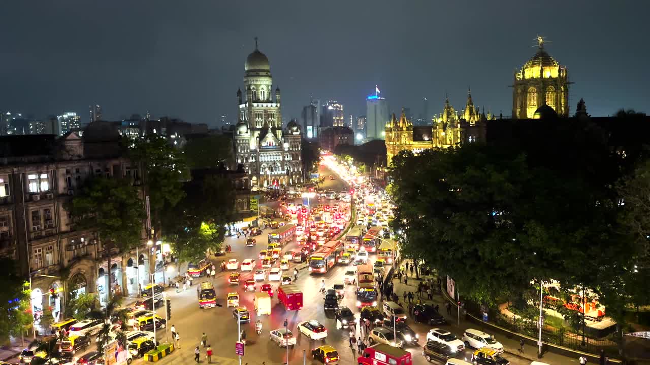 孟买市政公司(BMC)总部外的交通。夜景视频素材