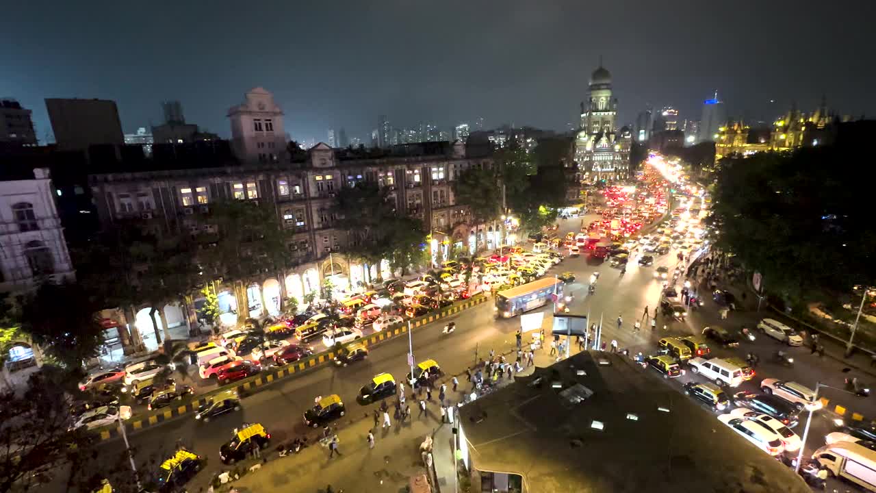 孟买繁忙街道前的夜景。市场里挤满了汽车、行人和工人。视频素材