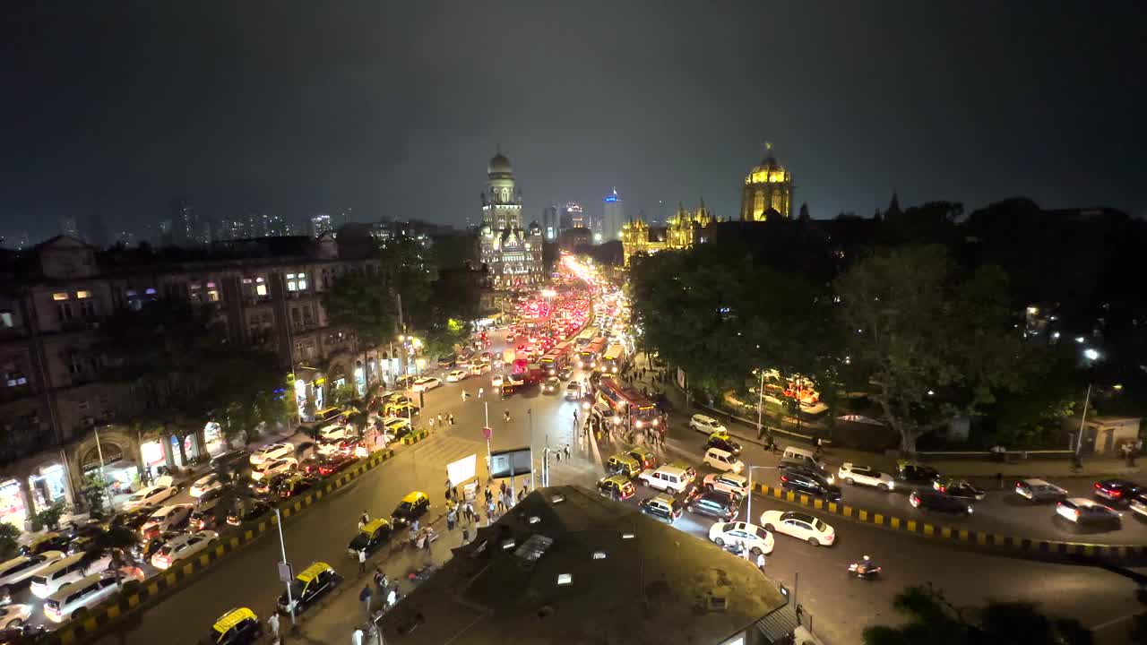 孟买繁忙街道前的夜景。市场里挤满了汽车、行人和工人。视频素材