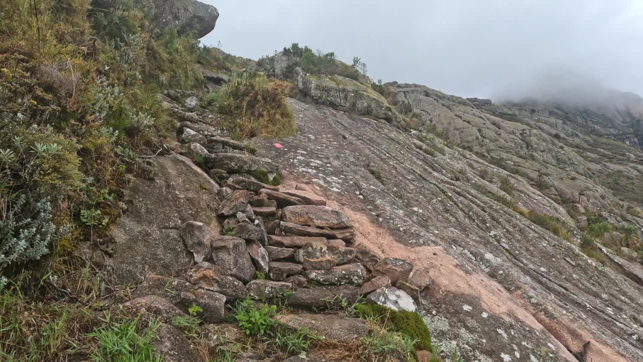 徒步旅行Andringitra国家公园，马达加斯加，山地景观，从高峰下降的路径。在Andringitra山脉徒步旅行。马达加斯加荒野景观。视频素材