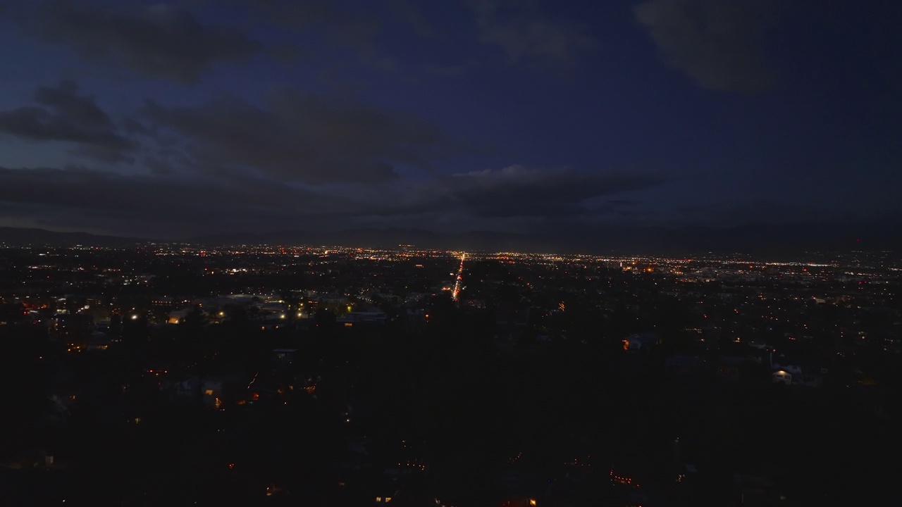 大城市的航拍全景夜景。灯火通明的街道和建筑物，日落后天空中的云。洛杉矶，加利福尼亚，美国视频素材