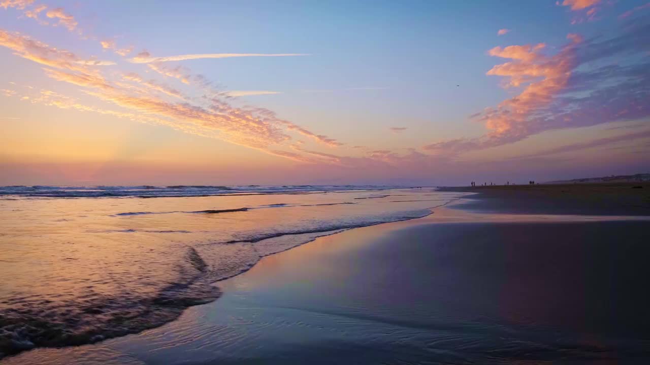 在葡萄牙的丰特达泰尔哈海滩，大西洋的日落伴随着汹涌的海浪视频素材