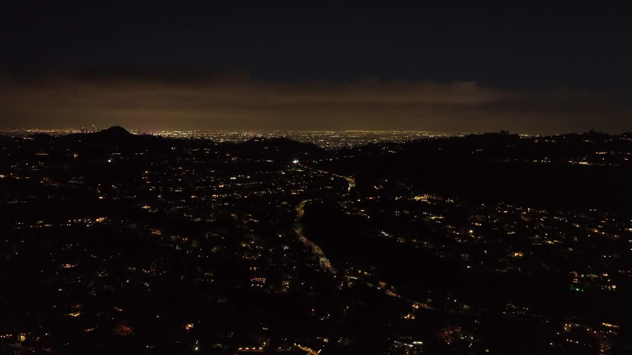 夜城的空中上升镜头。惊人的全景拍摄灯光的大都市。洛杉矶，加利福尼亚，美国视频素材