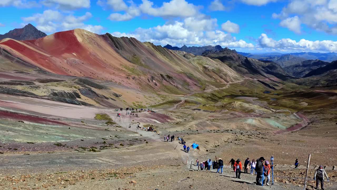 秘鲁库斯科地区维森特卡市彩虹山。视频素材