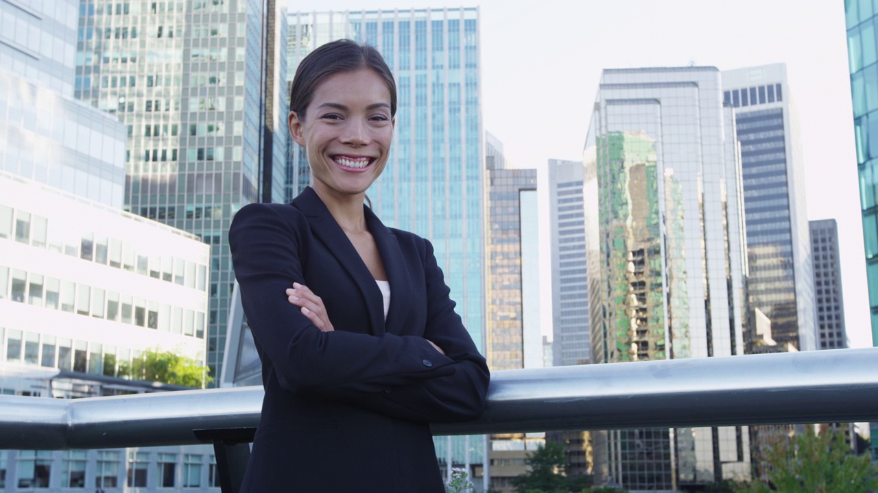 年轻女性城市职业女商人在城市西装革履的肖像。视频下载