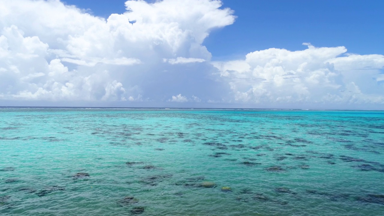 南太平洋鸟瞰图的珊瑚礁，蓝色的天空和海浪在海滩上的法属波利尼西亚，塔希提岛。视频下载