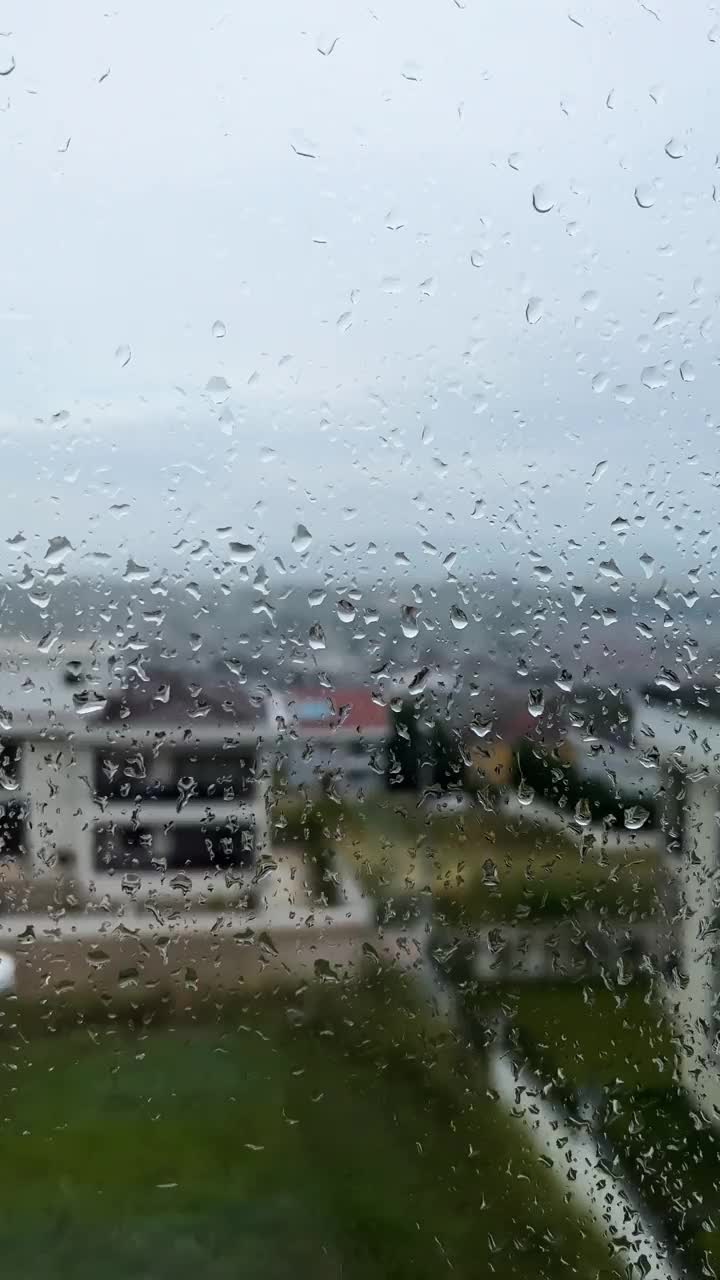 雨滴顺着窗户表面流下来。视频素材