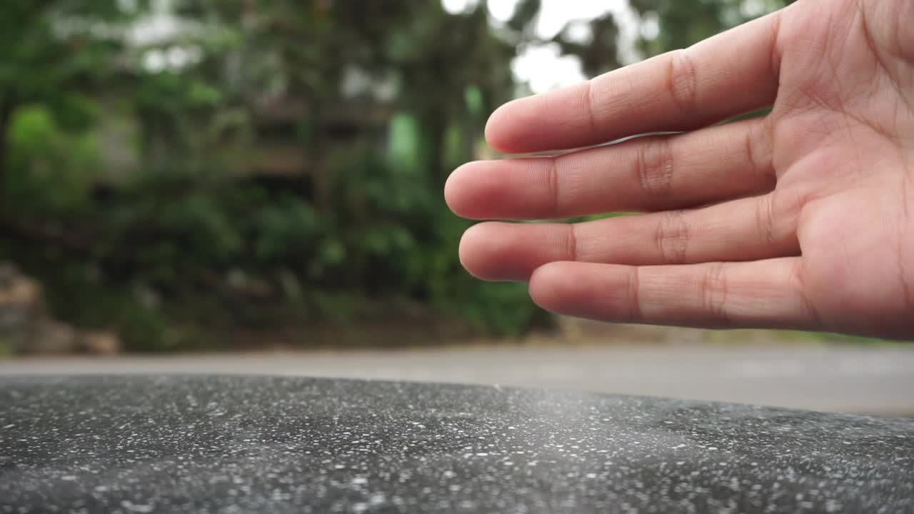 一个亚洲女商人在纸上写合同和我的书视频素材